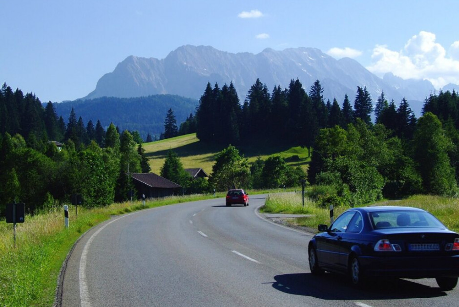 Πρωτοπορεί η Γερμανία: Αυτοκινητόδρομος φορτίζει τα ηλεκτρικά αυτοκίνητα κατά τη διάρκεια οδήγησης