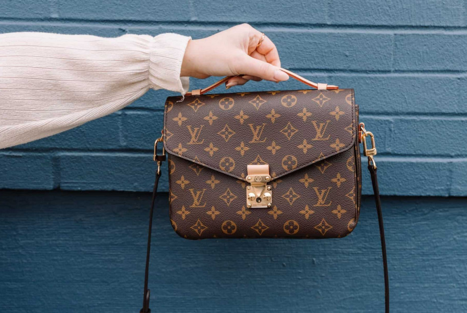 Τουρίστρια ξέχασε τσάντα Louis Vuitton με… 8.000 δολάρια μέσα σε δημόσια τουαλέτα