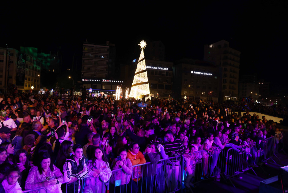Η Πρωτεύουσα γέμισε φως και γιορτινή μαγεία