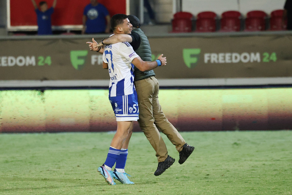 Σε πελάγη ευτυχίας ο Πραστίτης: Μπήκε στο γήπεδο και αγκάλιασε τον Ευαγόρα (ΦΩΤΟΣ)