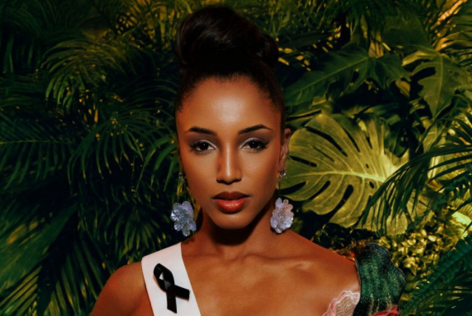 Παραμένει στην εντατική η Μις Τζαμάικα μετά την πτώση της από τη σκηνή