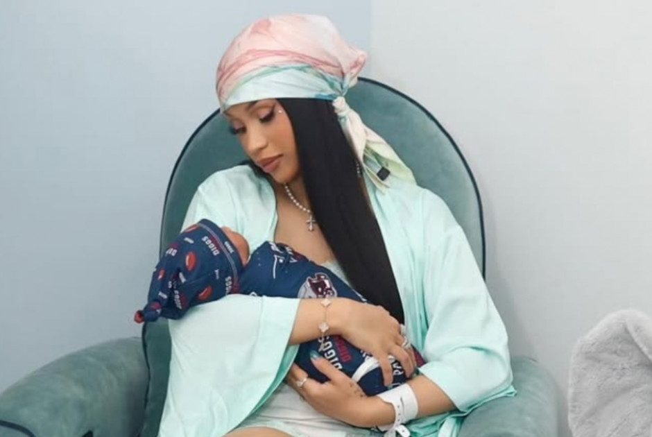 Cardi B: Φωτογραφίζεται αγκαλιά με τον νεογέννητο γιο της