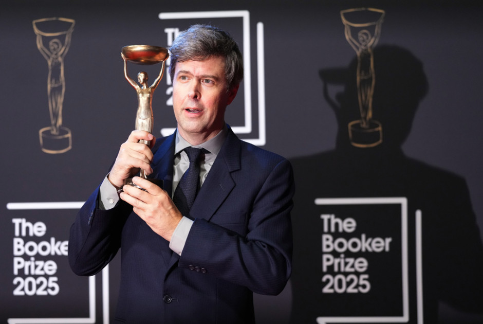 Bραβείο Booker 2025: Ο Ντέιβιντ Σάλαϊ βραβεύτηκε για το Flesh
