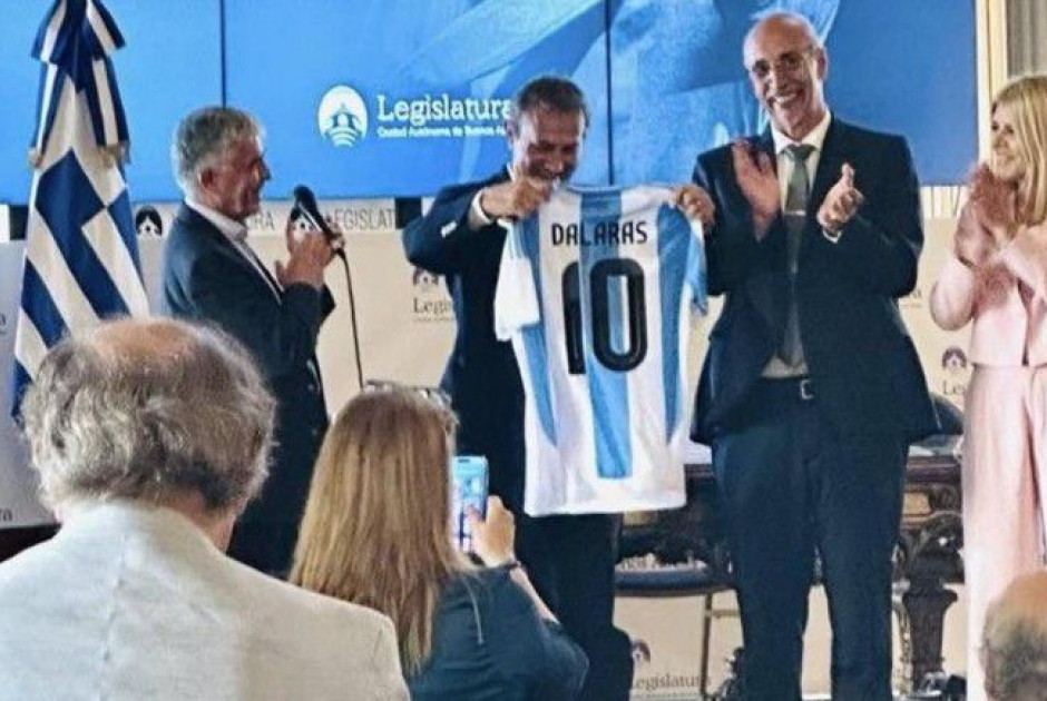 Ο Γιώργος Νταλάρας τιμήθηκε στο Μπουένος Άιρες και έλαβε φανέλα της Αργεντινής με το «10»