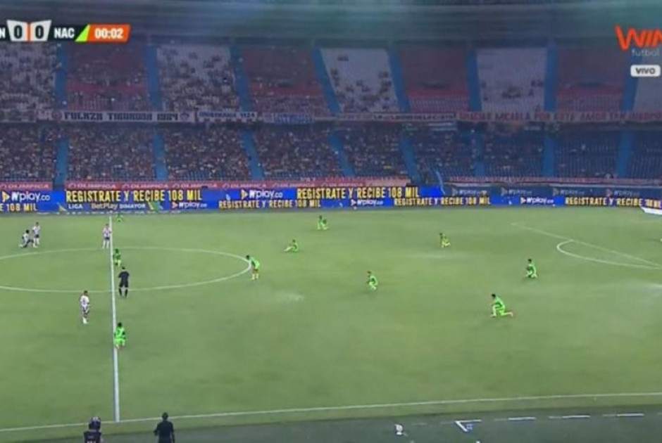 Ποδοσφαιριστές ξάπλωσαν στον αγωνιστικό χώρο ζητώντας καλύτερες συνθήκες εργασίας