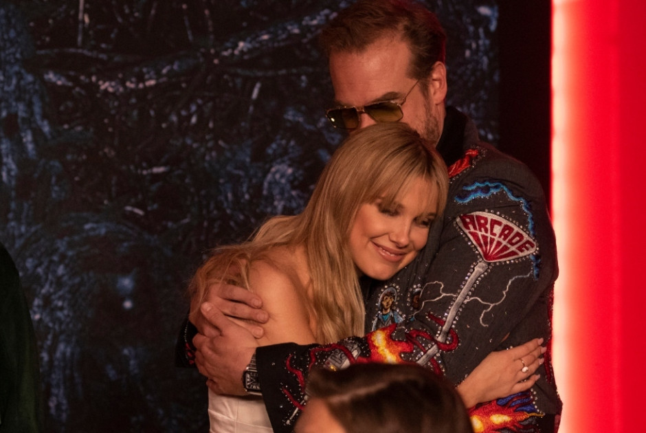 Η Μίλι Μπόμπι Μπράουν κατηγορεί τον τηλεοπτικό της «πατέρα» για «εκφοβισμό και παρενόχληση»