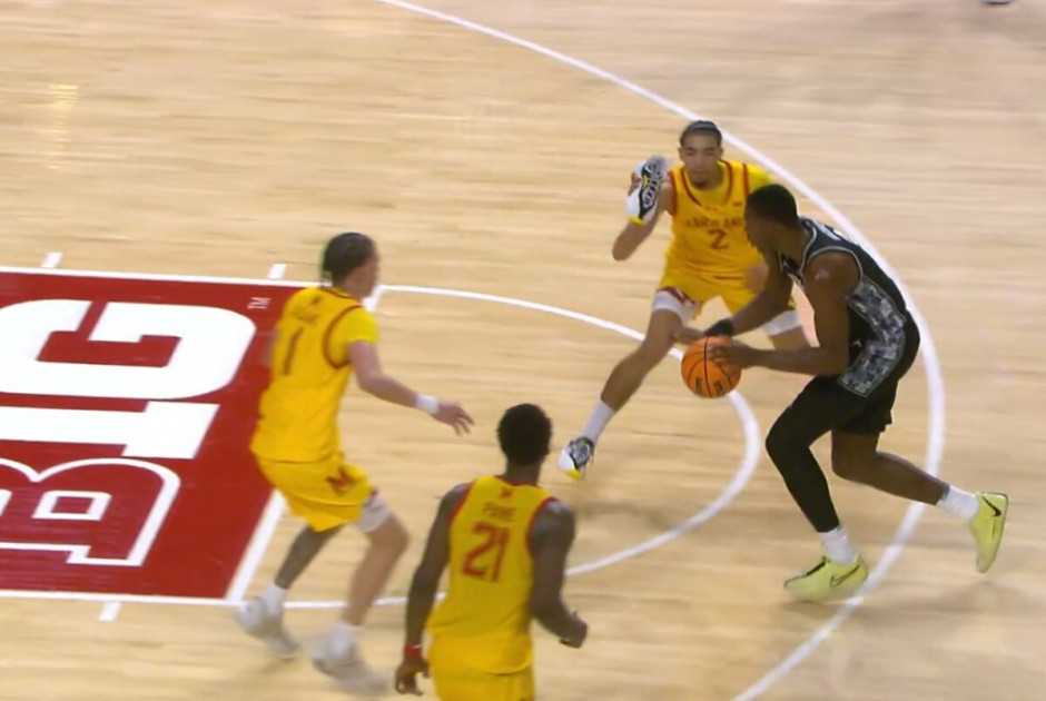 VIRAL: Παίκτης πέταξε το παπούτσι του για να κλέψει τη μπάλα από αντίπαλο! (BINTEO)