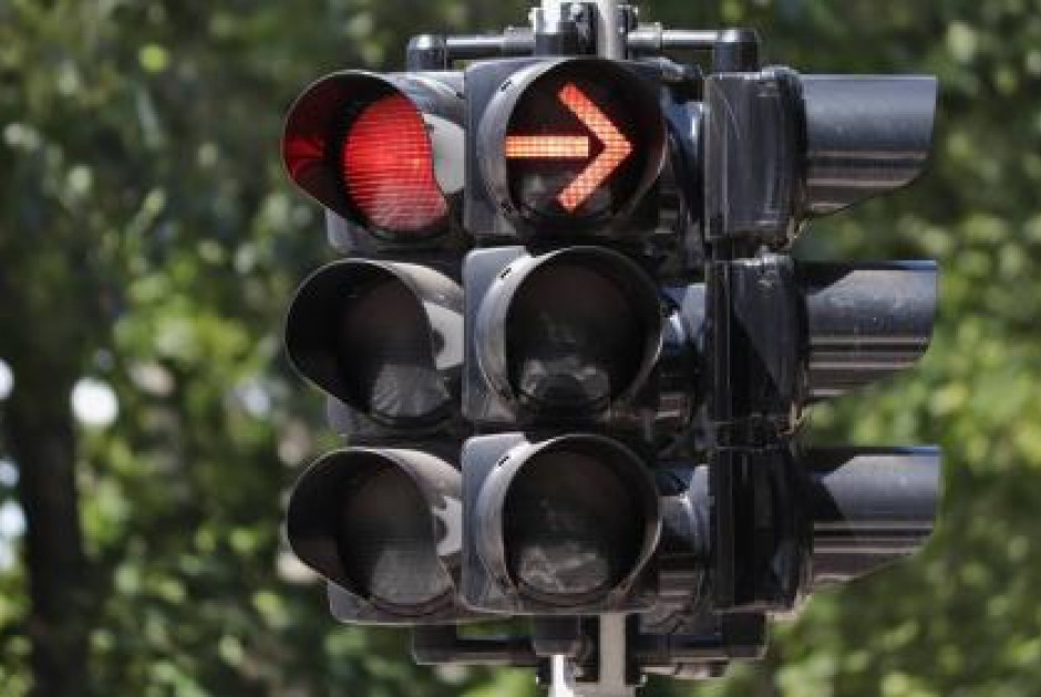 Οδηγός αυτοκινήτου πέρασε με κόκκινο πίνοντας ουίσκι