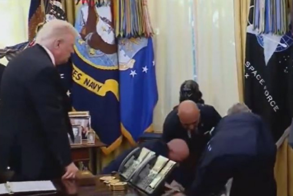 Σοκ στον Λευκό Οίκο: Στέλεχος φαρμακευτικής κατέρρευσε σε live δίπλα στον Τραμπ