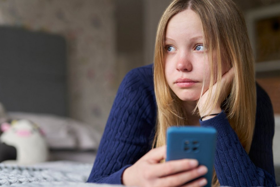 Πώς θα εφαρμοστεί η πρώτη απαγόρευση των social media στους ανήλικους