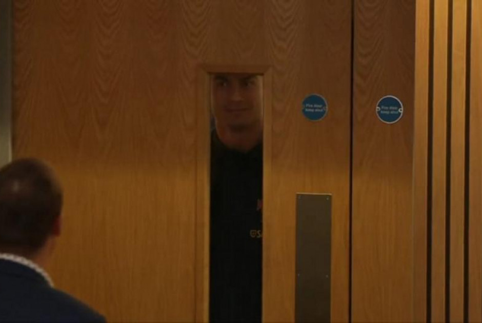 BINTEO: Ο Ρονάλντο… κρυφοκοίταξε στη συνέντευξη Τύπου και έγινε viral!