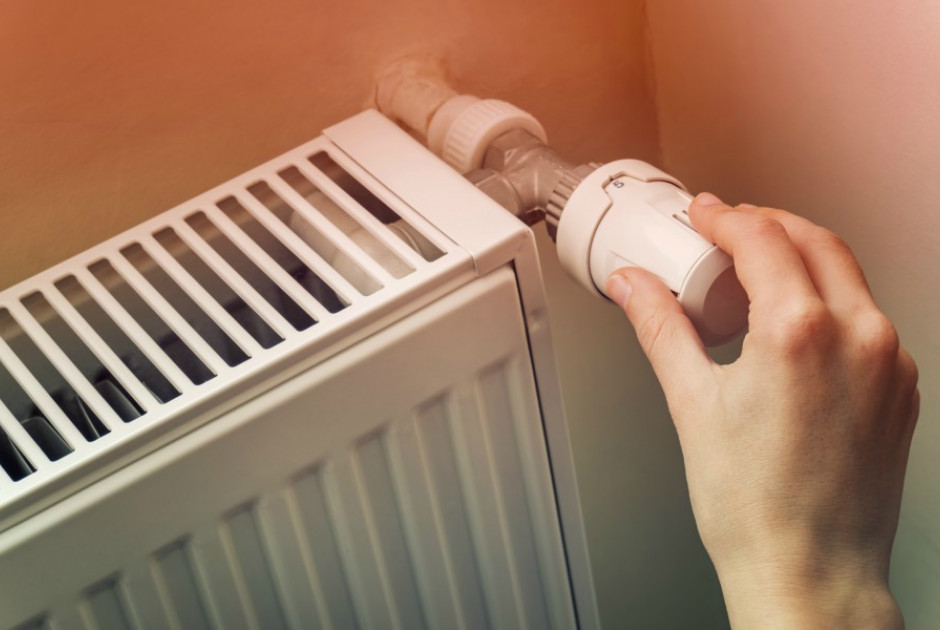 Πρέπει να αφήνω τη θέρμανση αναμμένη όλη τη νύχτα όταν κάνει πολύ κρύο;