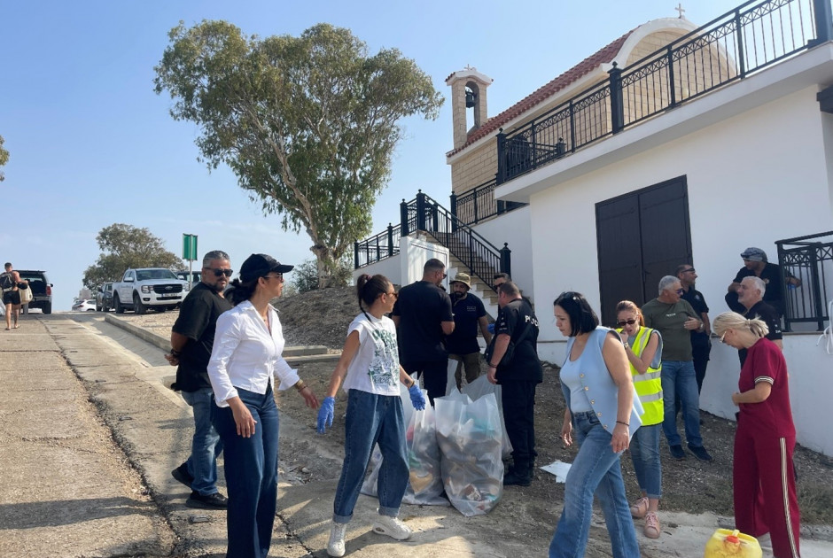 Διήμερος καθαρισμός ακτής και βυθού στην περιοχή Δεκέλειας