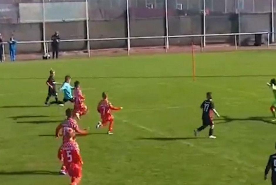 9χρονος τερματοφύλακας ντρίμπλαρε τους πάντες και σκόραρε (ΒΙΝΤΕΟ)