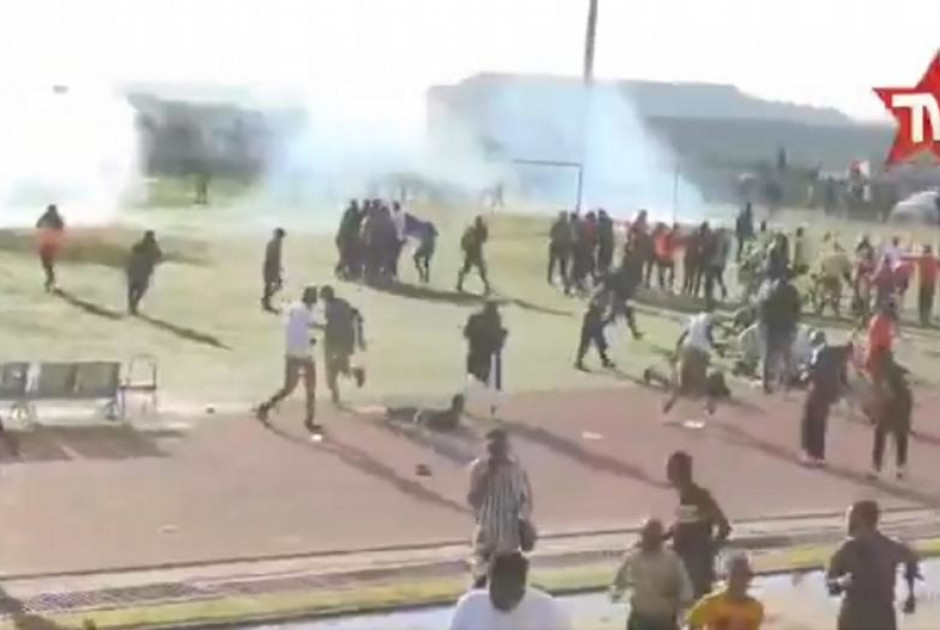 Απίστευτες σκηνές χάους: Δακρυγόνα και πυροβολισμοί σε ντέρμπι!