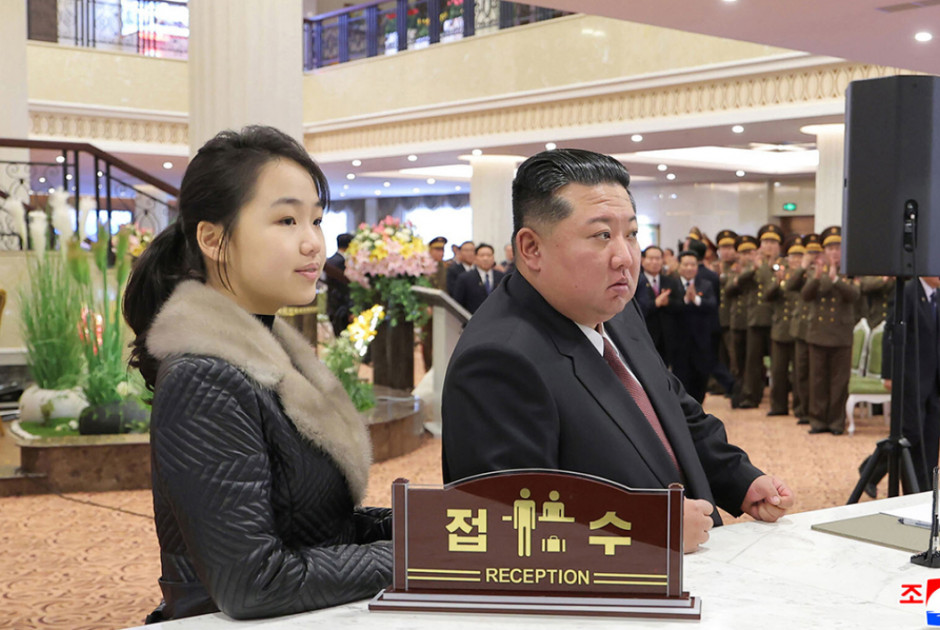 Κιμ Γιονγκ Ουν: Εγκαινίασε πολυτελή ξενοδοχεία με την κόρη του στο πλευρό του