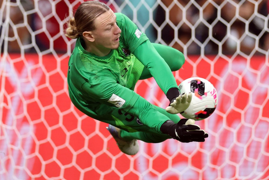 Οι άλλοι κάνουν ραβασάκια σε μπουκάλια αυτός στην πετσέτα του (ΒΙΝΤΕΟ)