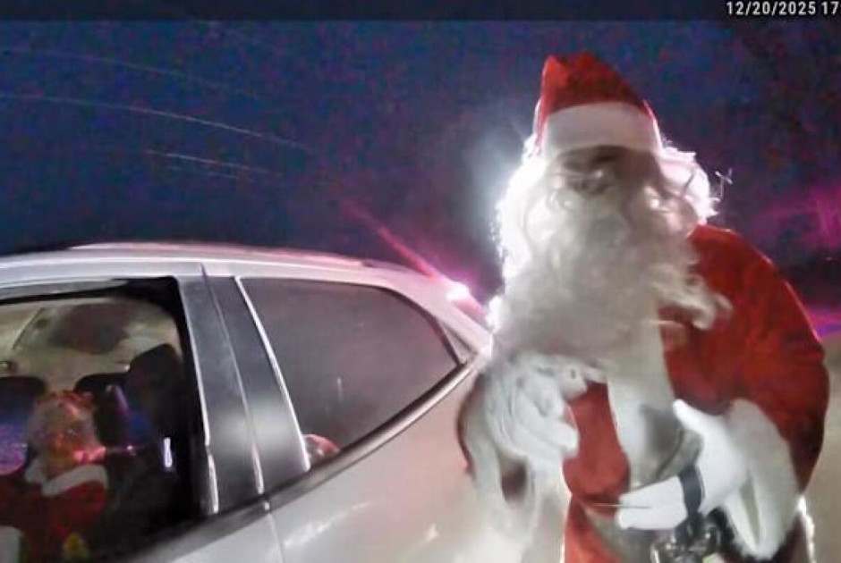 Αστυνομία σταμάτησε τον Άγιο Βασίλη για... έλεγχο