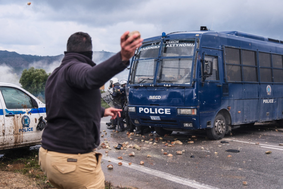 Σκηνές χάους στην Ελλάδα: Aγρότες χτύπησαν αστυνομικούς