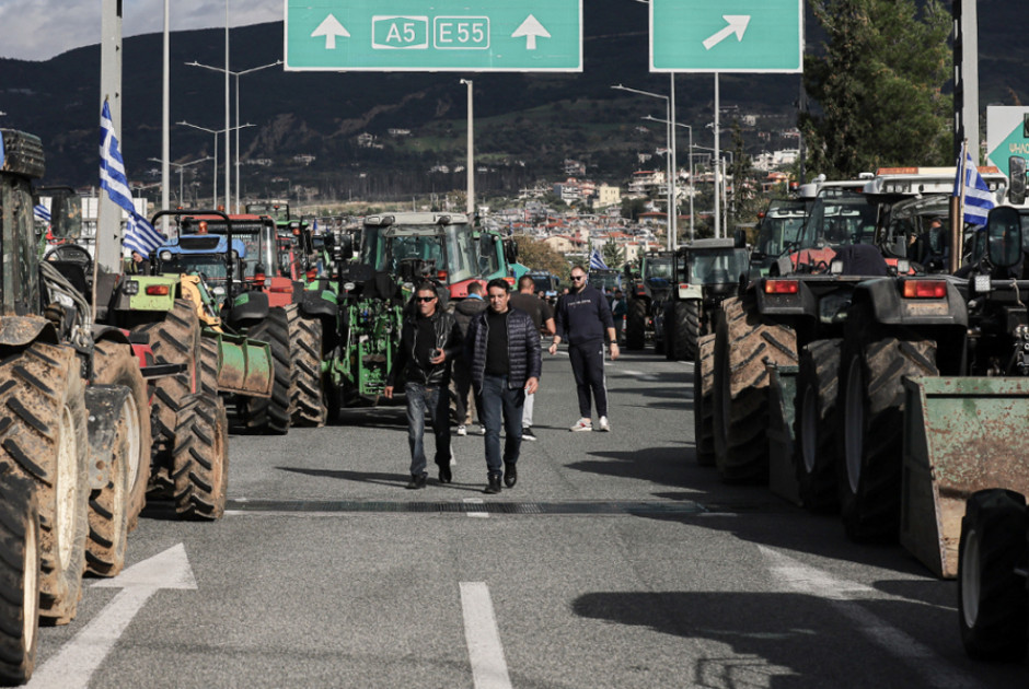 Χάος δίχως τέλος: Οι αγρότες επιμένουν – Σκέψεις για κλείσιμο της γέφυρας Ρίου-Αντιρρίου