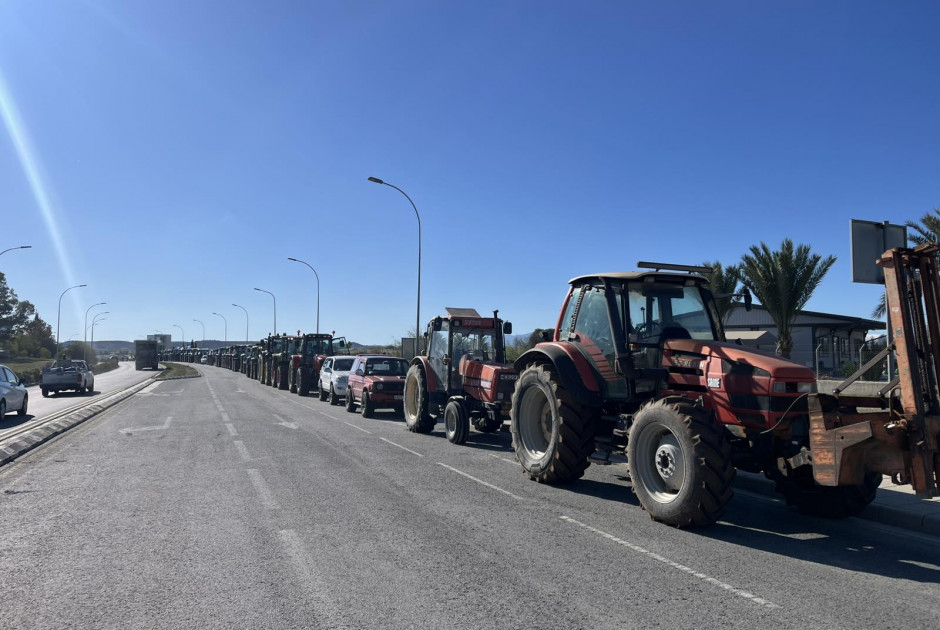 &Mu;&epsilon; &tau;&alpha; &tau;&rho;&alpha;&kappa;&tau;έ&rho; &tau;&omicron;&upsilon;&sigmaf; έ&xi;&omega; &alpha;&pi;ό &tau;&alpha; &kappa;&epsilon;&nu;&tau;&rho;&iota;&kappa;ά &gamma;&rho;&alpha;&phi;&epsilon;ί&alpha; &tau;&omicron;&upsilon; &Kappa;&Omicron;&Alpha;&Pi; &omicron;&iota; &alpha;&gamma;&rho;ό&tau;&epsilon;&sigmaf;