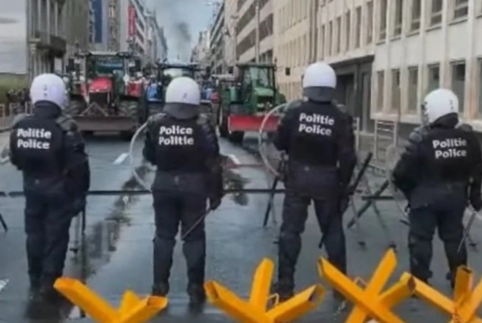 Άγρια επεισόδια στις Βρυξέλλες: Έπεσαν δακρυγόνα στους αγρότες που διαμαρτύρονται μαζικά (ΒΙΝΤΕΟ)