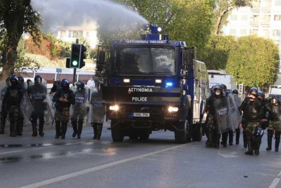 Νόμιμοι οι κουκουλοφόροι αλλά... χωρίς βία (ΒΙΝΤΕΟ)