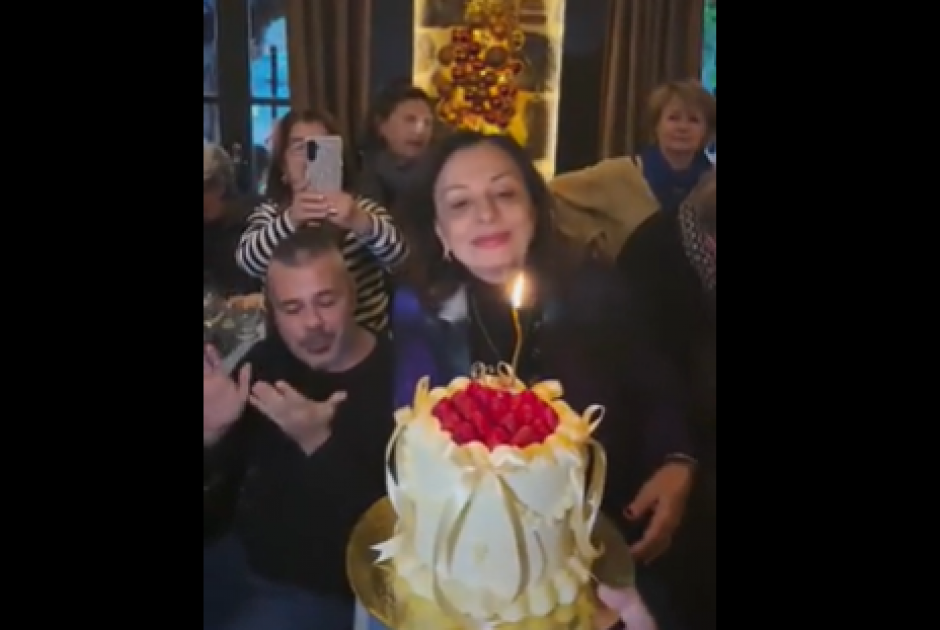 Γενέθλια για τη Χάρις Αλεξίου - Έγινε 75