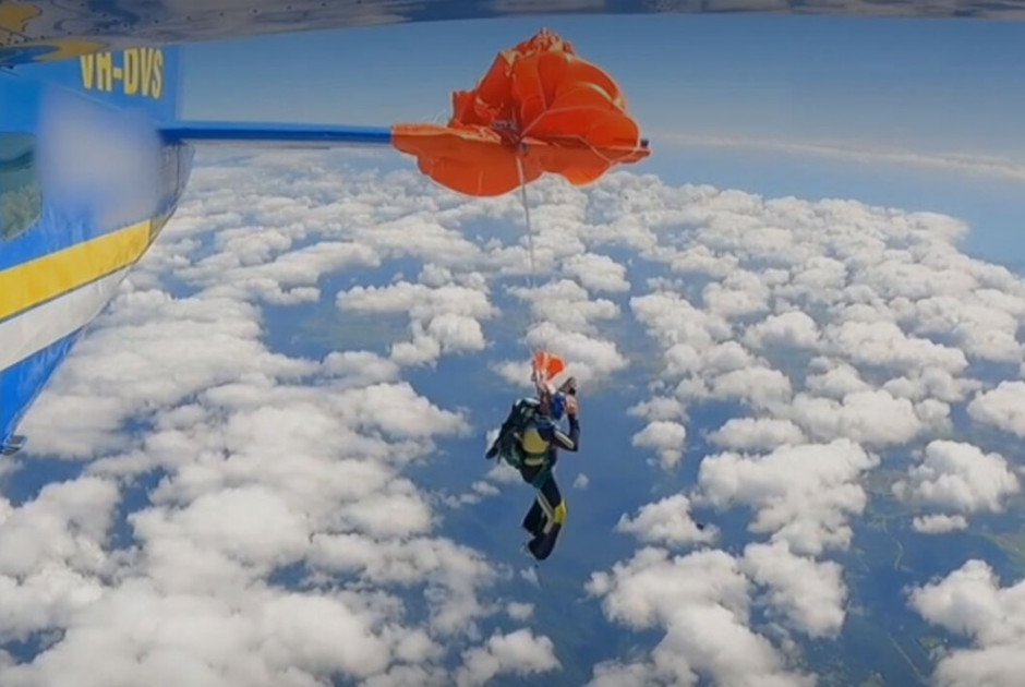 Συγκλονιστικό βίντεο: Αλεξίπτωτο τυλίγεται στο φτερό αεροπλάνου και άνδρας αιωρείται στο κενό