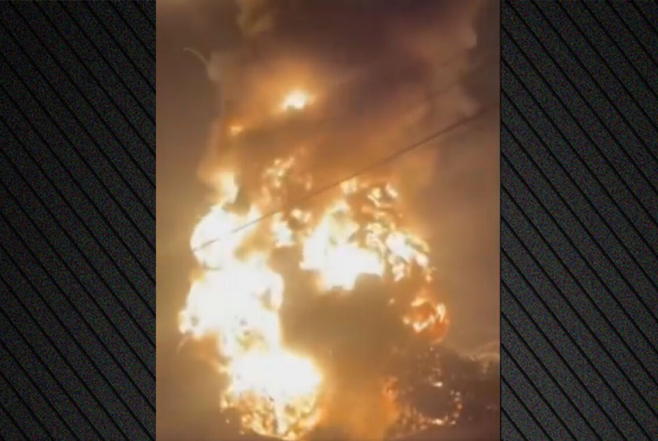 Παρανάλωμα του πυρός εργοστάσιο – Οι φλόγες ξεπέρασαν τα 100 μέτρα (ΒΙΝΤΕΟ)