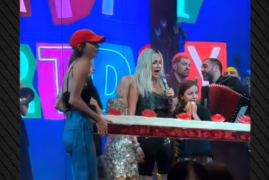 Η Άννα Βίσση γιόρτασε τα γενέθλιά της πάνω στη σκηνή - Δείτε το βίντεο