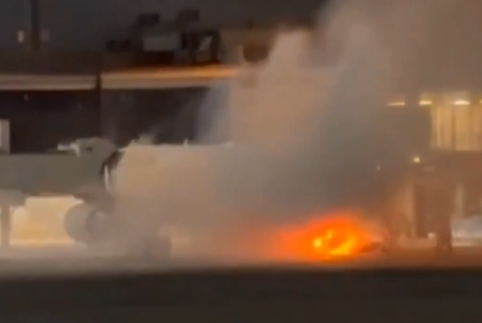 Στιγμές πανικού: Στις φλόγες μηχάνημα φόρτωσης αποσκευών δίπλα σε αεροσκάφος