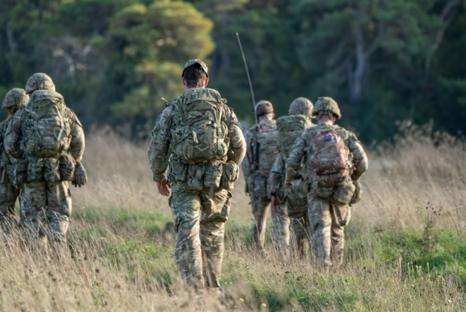 &Beta;&rho;&epsilon;&tau;&alpha;&nu;ί&alpha;: &laquo;&Omicron;&iota; &gamma;&iota;&omicron;&iota; &kappa;&alpha;&iota; &omicron;&iota; &kappa;ό&rho;&epsilon;&sigmaf; &mu;&alpha;&sigmaf; &nu;&alpha; &epsilon;&tau;&omicron;&iota;&mu;&alpha;&sigma;&tau;&omicron;ύ&nu; &nu;&alpha; &pi;&omicron;&lambda;&epsilon;&mu;ή&sigma;&omicron;&upsilon;&nu;&raquo;