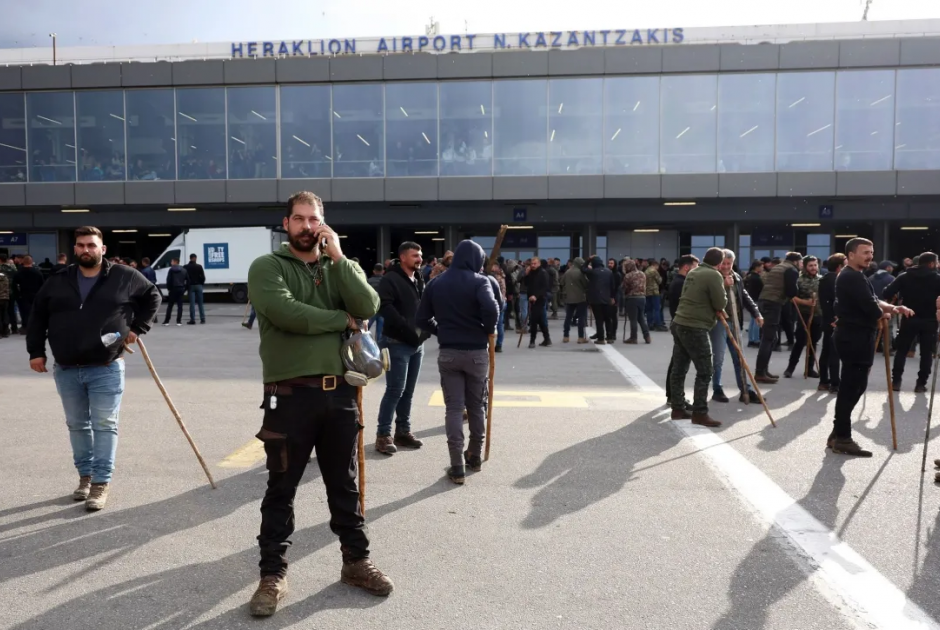 Έκρυθμη η κατάσταση: Οι αγρότες κατέλαβαν τα αεροδρόμια Ηρακλείου και Χανίων