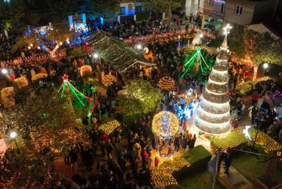 Το πλεκτό χριστουγεννιάτικο χωριό της Ελλάδας -Όλα είναι κεντητά!