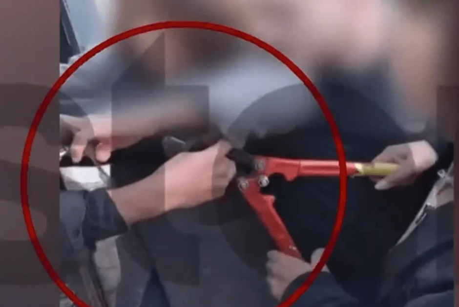 Καθηγητής έπιασε με κόφτη τα δάχτυλα μαθητή - Φώναζα “υποφέρω” ούρλιαζα “σε παρακαλώ άφησέ το, πονάω”