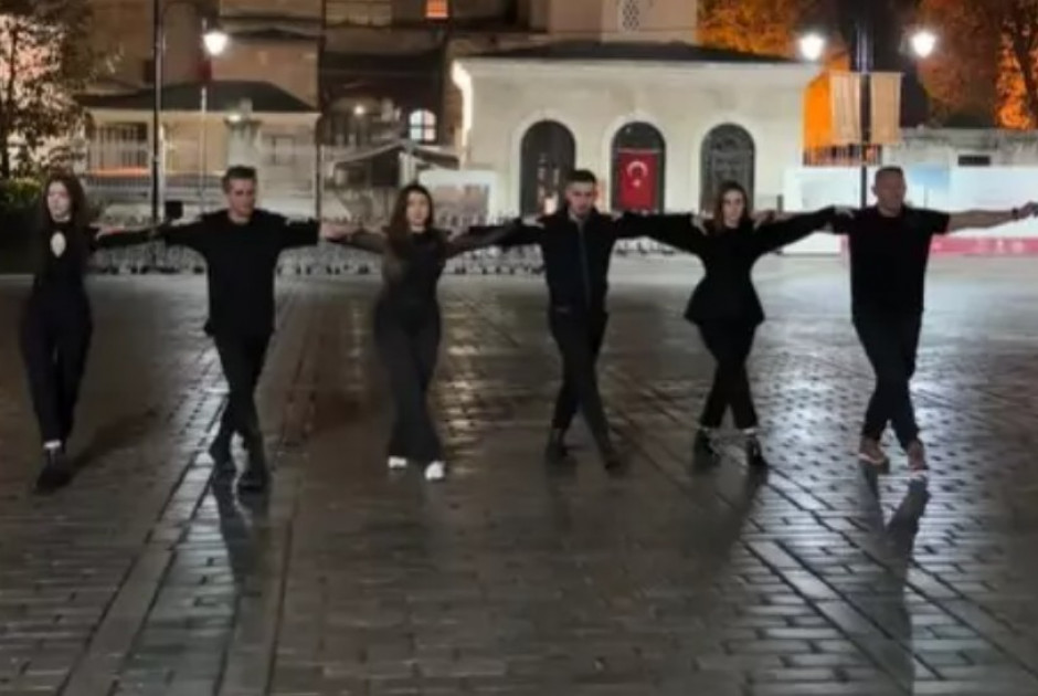 Έλληνες χόρεψαν χασάπικο μπροστά από την Αγία Σοφία και προκάλεσαν οργή σε Τούρκους (ΒΙΝΤΕΟ)