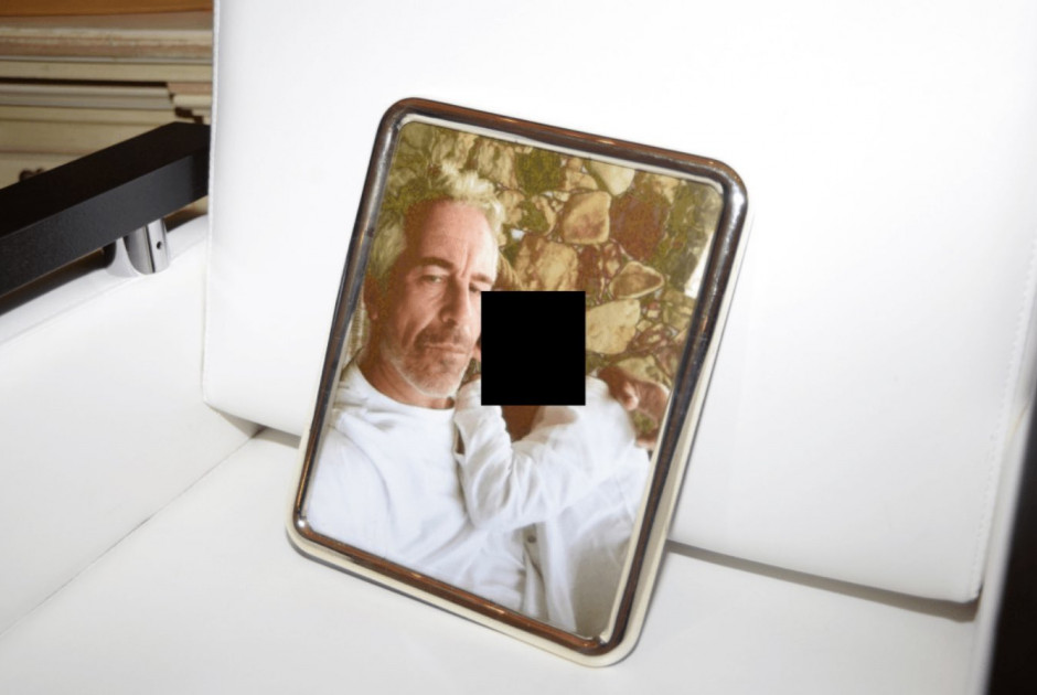 Σκάνδαλο Έπσταϊν: Υπουργείο Δικαιοσύνης των ΗΠΑ «κατεβάζει» αρχεία – Ανάμεσά τους φωτογραφία με τον