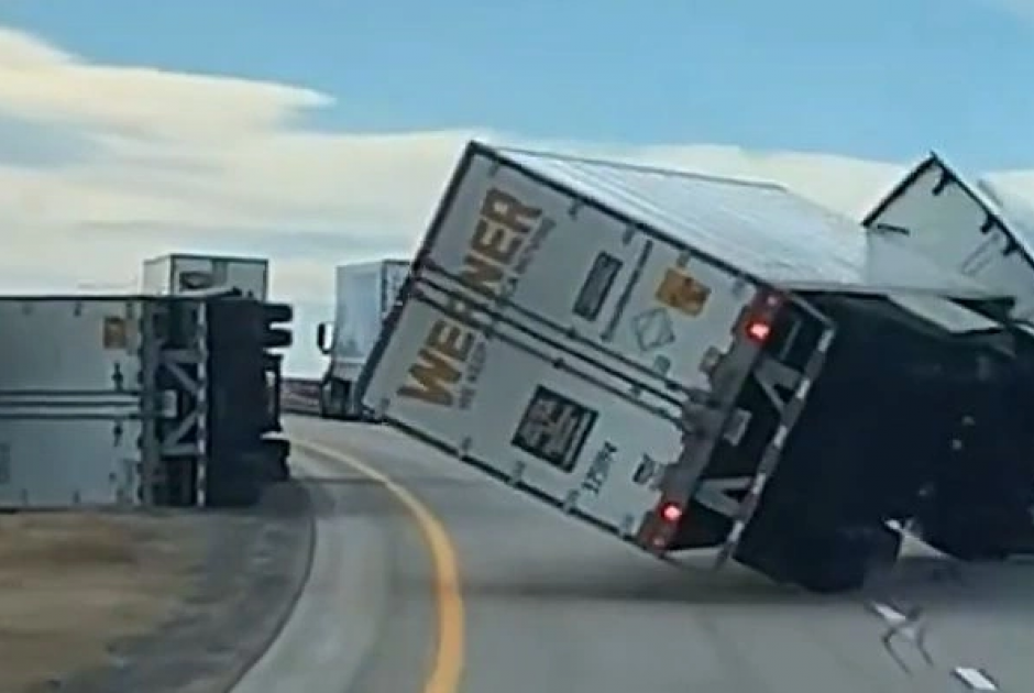 Τρομακτικές εικόνες: Θυελλώδεις άνεμοι ανατρέπουν νταλίκες σε αυτοκινητόδρομους