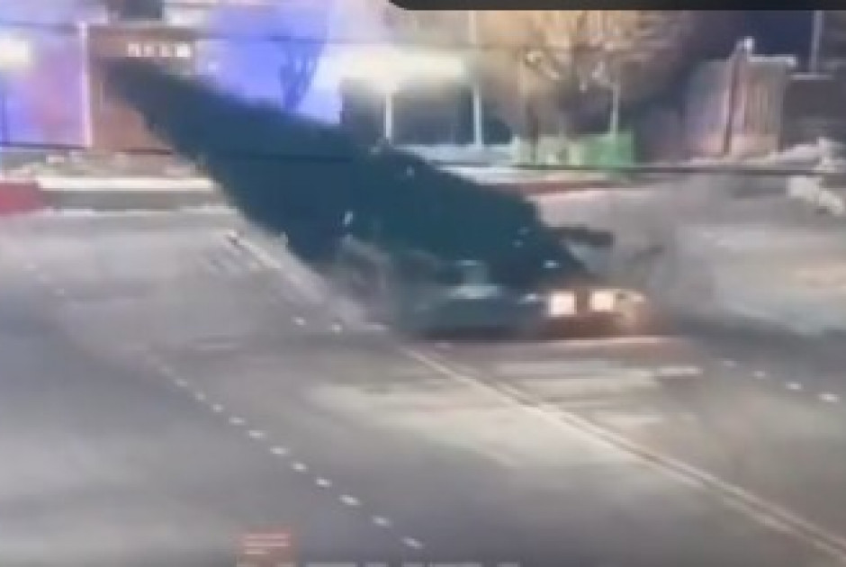 Οδηγός καρφώθηκε σε Χριστουγεννιάτικο δέντρο και το διέλυσε (ΒΙΝΤΕΟ)