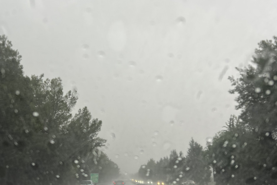 Προσοχή: Περιορισμένη η ορατότητα σε αυτοκινητόδρομο λόγω έντονης βροχής