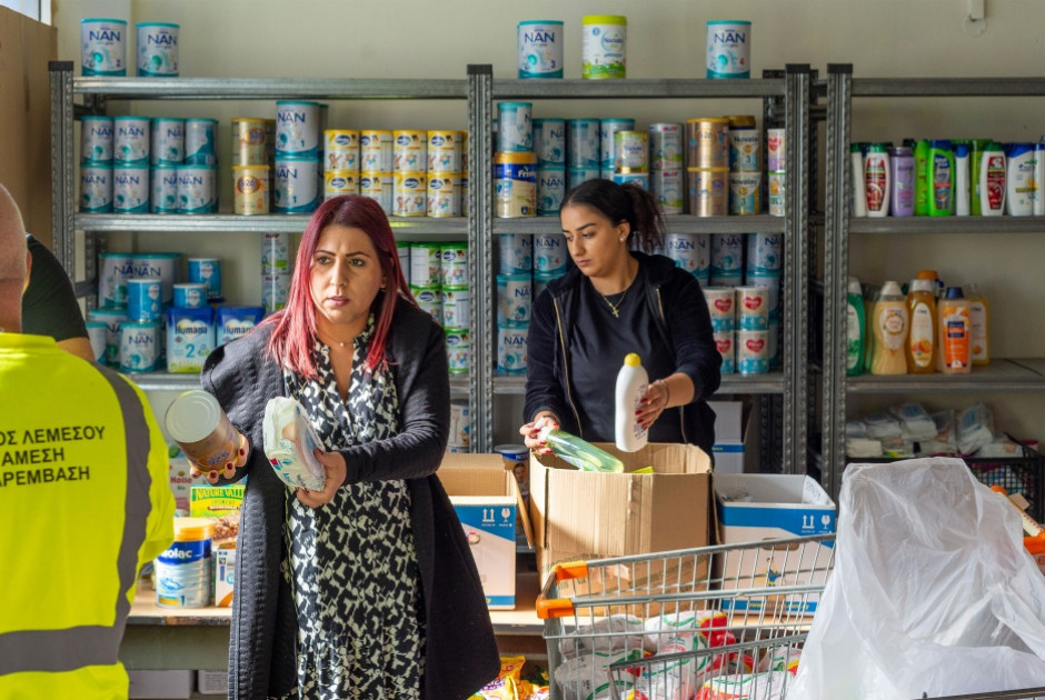 Σε δικαιούχους Χριστουγεννιάτικα πακέτα Κοινωνικού Παντοπωλείου Δήμου Λεμεσού