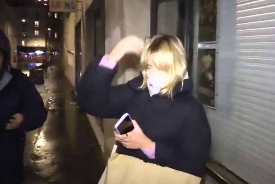 Δημοσιογράφος πέτυχε την κόρη του Πούτιν: «Πάρτον τηλέφωνο να σταματήσει τον πόλεμο»