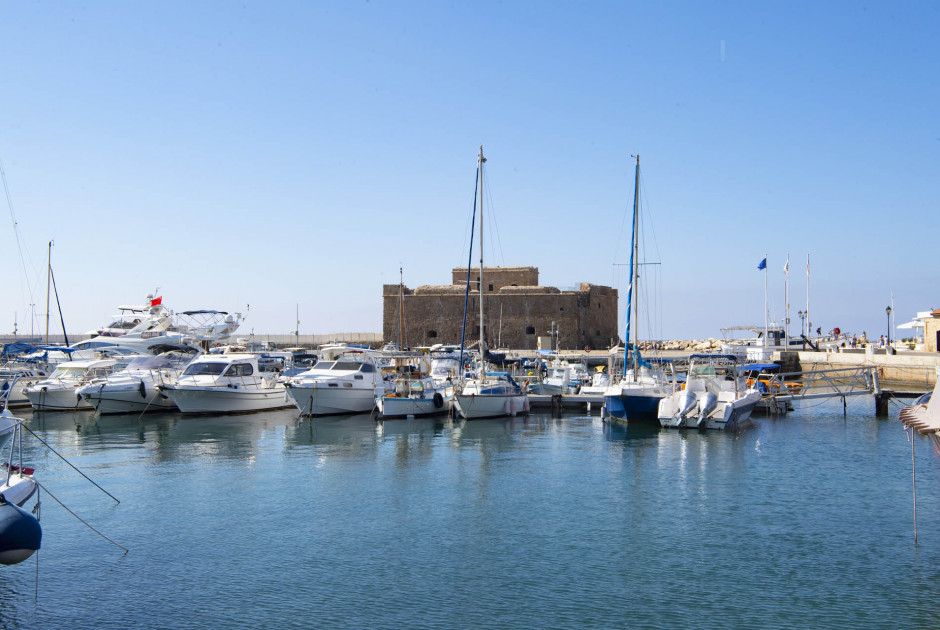 Φωτιά ξέσπασε σε ελλιμενισμένο σκάφος στην Πάφο, χωρίς να υπάρξει κίνδυνος για ανθρώπινες ζωές