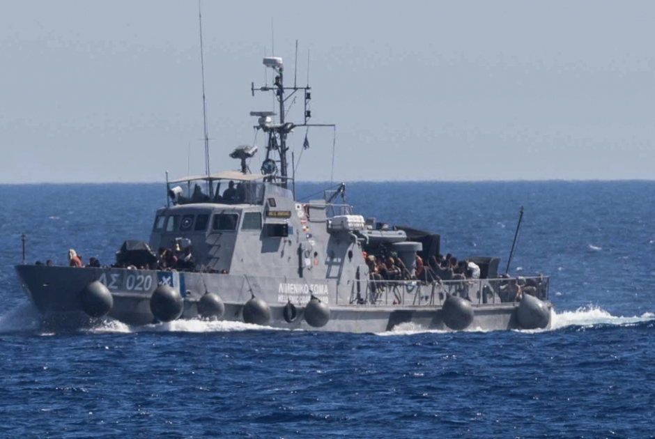 Διασώθηκαν 108 μετανάστες από ξύλινη λέμβο νότια της Γαύδου