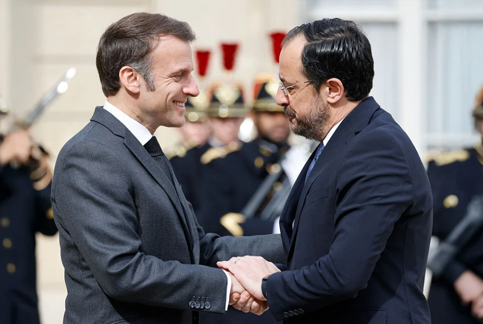 Στη Γαλλία ο ΠτΔ – Η κεντρική σημασία της επίσκεψης και η συμφωνία που αναμένεται να υπογραφεί