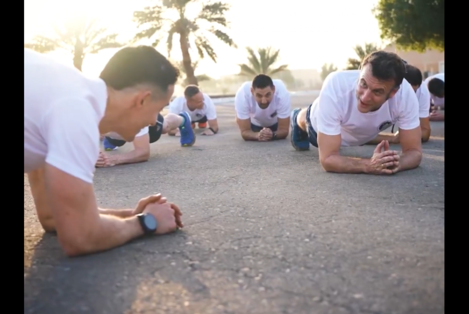 Μακρόν: Έκανε γυμναστική με Γάλλους στρατιώτες στα ΗΑΕ (ΒΙΝΤΕΟ)