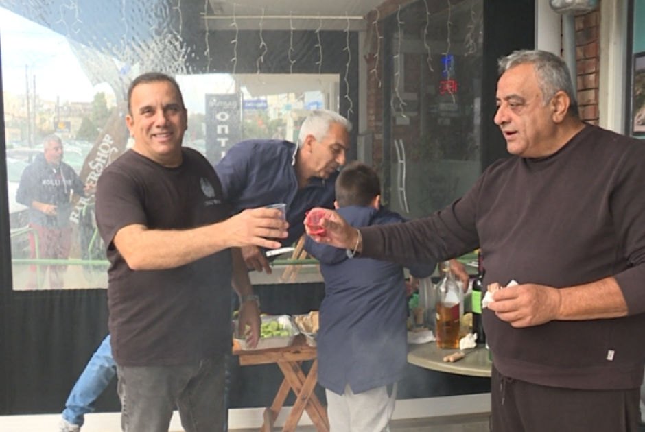 Γέλια, φουκού και τραγούδι: Οι εργαζόμενοι υποδέχονται το 2026 (ΒΙΝΤΕΟ)