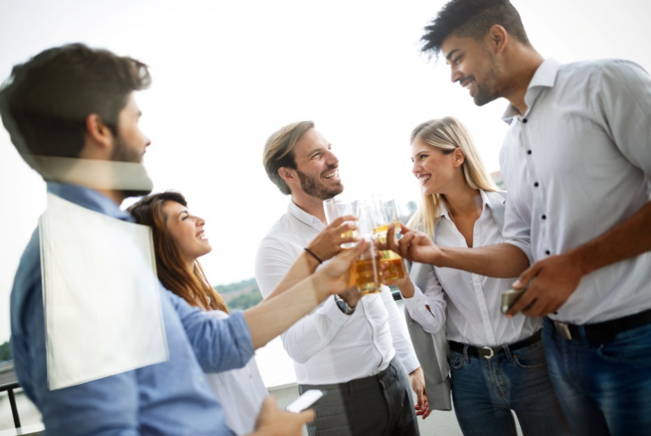 Τα χριστουγεννιάτικα ποτά με συναδέλφους κάνουν καλό στην υγεία, υποστηρίζει μελέτη