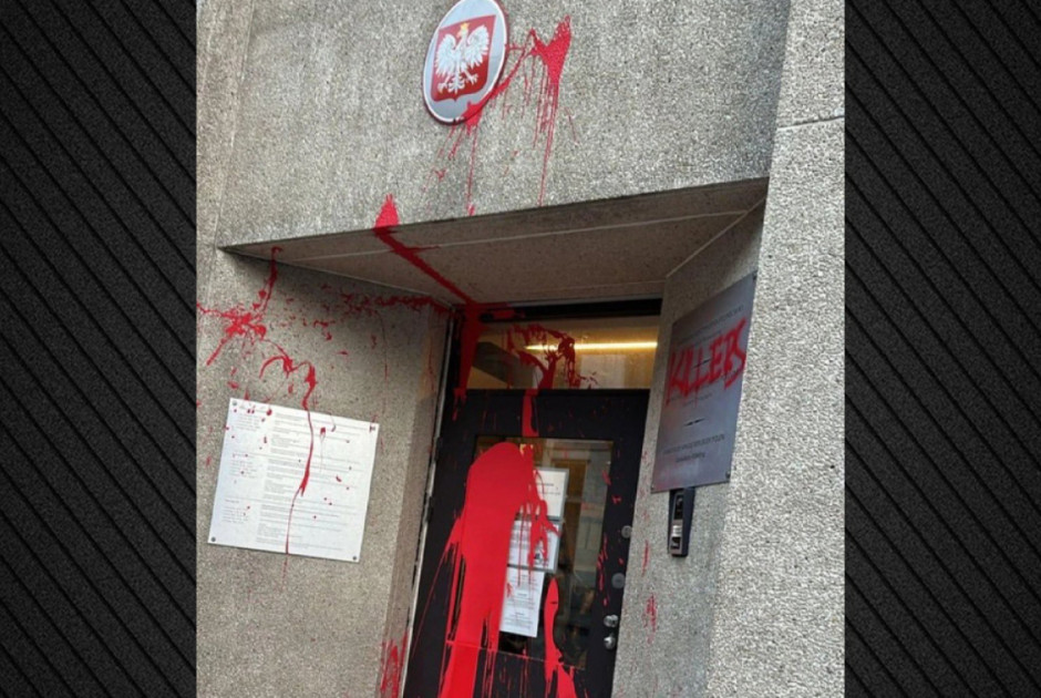 Βρυξέλλες: Άγνωστοι έριξαν κόκκινη μπογιά στο προξενείο της Πολωνίας